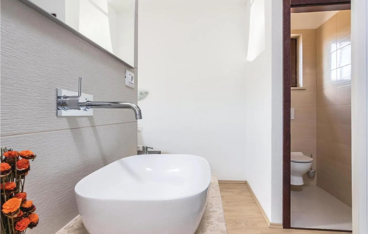 Lovely Home In Bibici With Jacuzzi 0*,