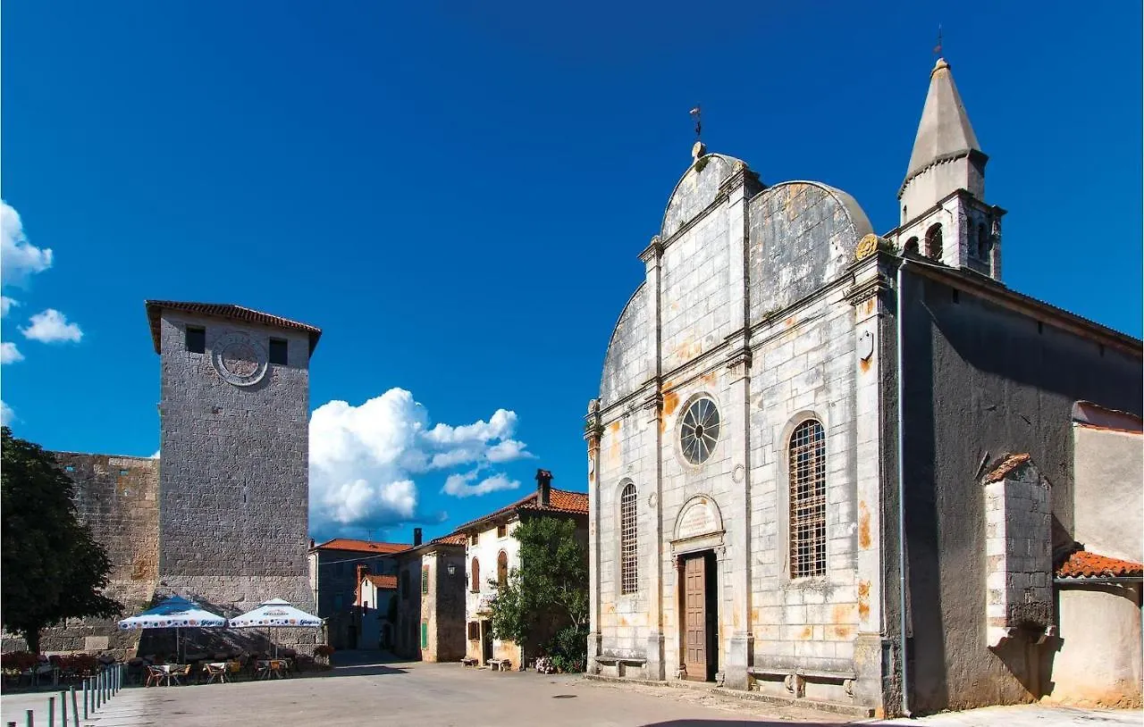 Lovely Home In Bibici With Jacuzzi 0*,