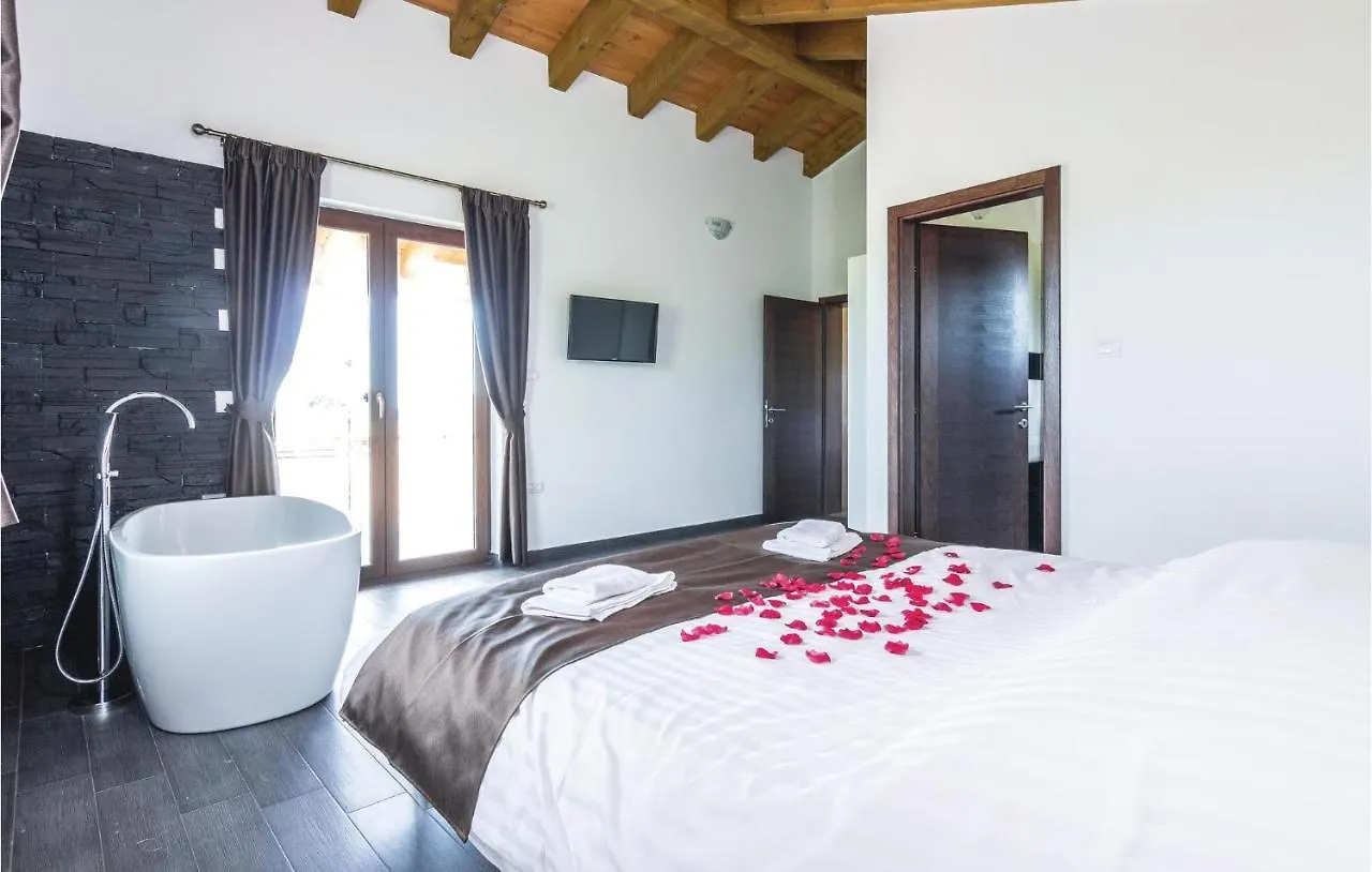 Lovely Home In Bibici With Jacuzzi Holiday home